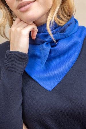 Triangle Harmonie bleu klein en soie cachemire femme