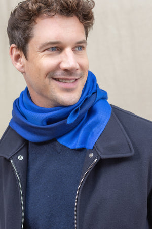Triangle Harmonie bleu klein en soie cachemire homme