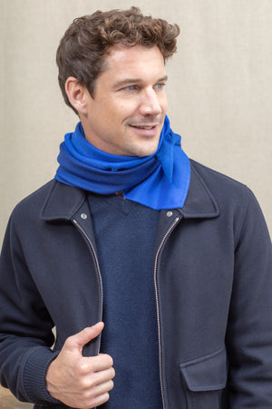 Triangle Harmonie bleu klein en soie cachemire homme