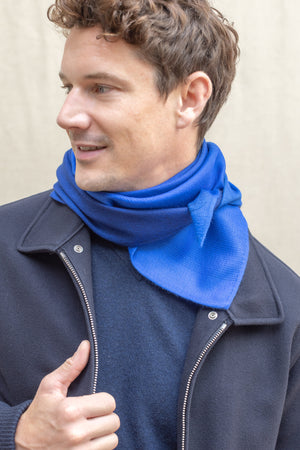 Triangle Harmonie bleu klein en soie cachemire homme
