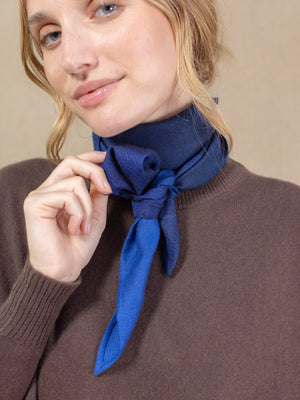Triangle Harmonie marine en soie cachemire femme