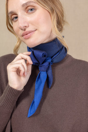Triangle Harmonie marine en soie cachemire femme
