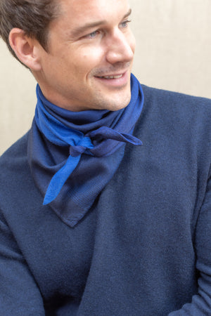 Triangle Harmonie marine en soie cachemire homme