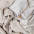 Charger l'image dans la galerie, Echarpe Quatuor beige écru en soie cachemire homme
