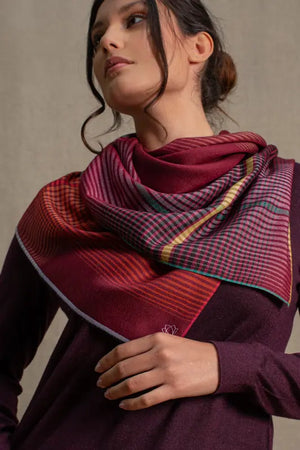 Vasarelli 95 silk and cashmere square in burgundy