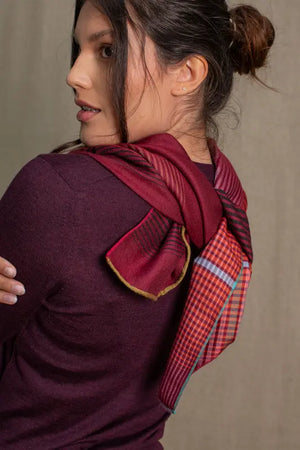 Vasarelli 95 silk and cashmere square in burgundy