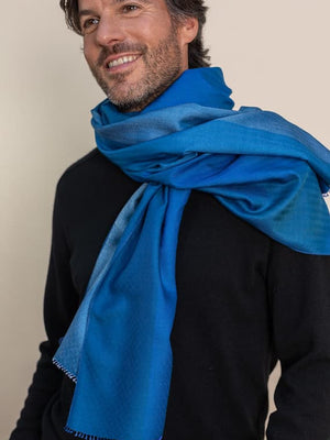 Echarpe Dégradée en soie laine bleu klein