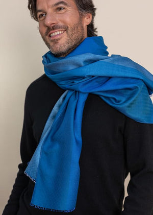Echarpe Dégradée en soie laine bleu klein