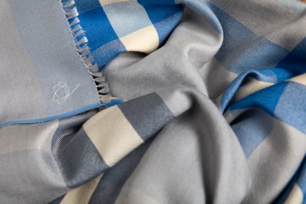 Écharpe Écossaise en soie laine gris bleuté