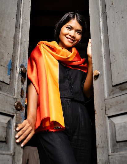 Asymmetrical stole in orange silk – Soieries du Mékong