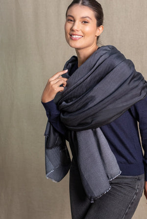 Brume stole in anthracite black cashmere silk