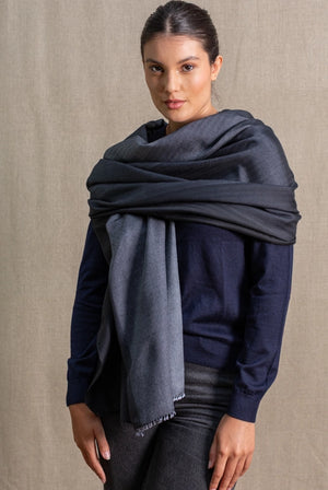 Brume stole in anthracite black cashmere silk