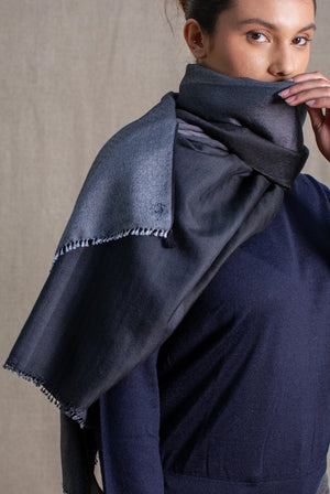 Brume stole in anthracite black cashmere silk