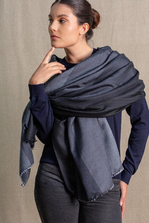 Brume stole in anthracite black cashmere silk