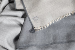 Brume stole in grayish beige cashmere silk