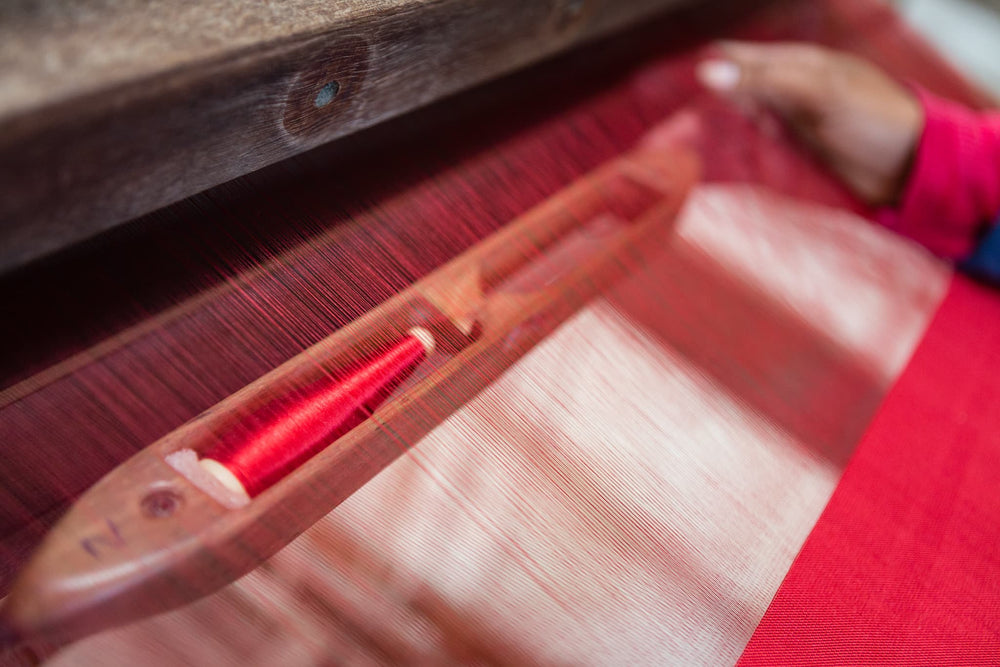 tissage foulard en soie rouge